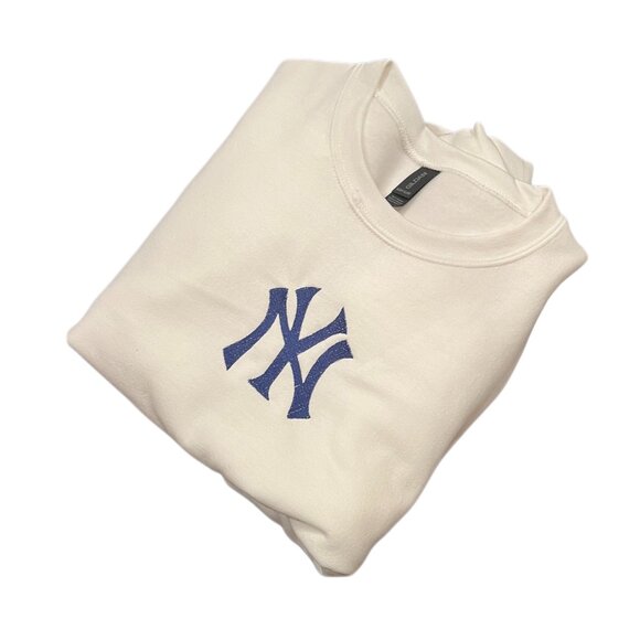 New York Yankees Styled Embroidered Sweatshirt - Picture 2 of 2